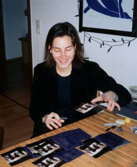 Elisabeth beim signieren von CDs